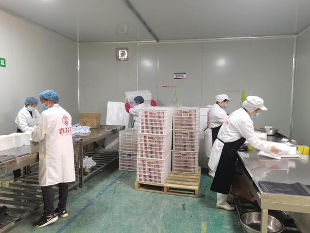 4月7日,在田庄乡东李村河南省仟喜食品有限公司生产加工车间,工人们身